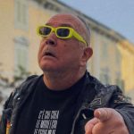 Johnson Righeira con gli occhiali gialli