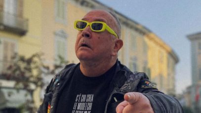 Johnson Righeira con gli occhiali gialli