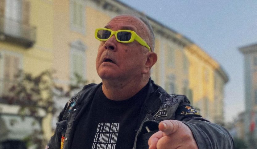 Johnson Righeira con gli occhiali gialli