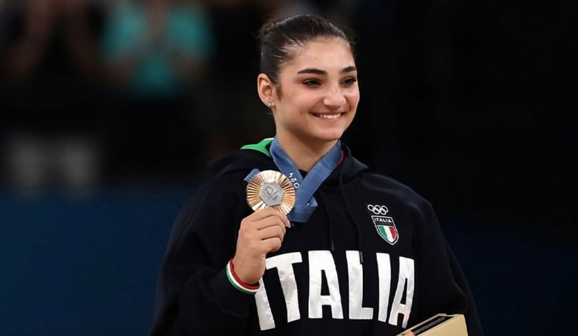 Manila Esposito con la medaglia di bronzo alle Olimpiadi di Parigi 2024
