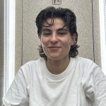 Nicol davanti a una parete chiara