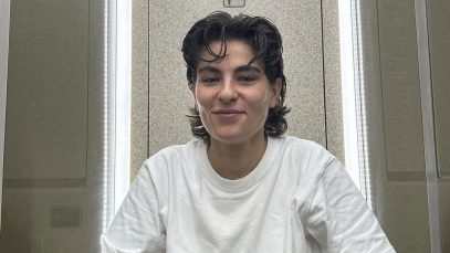 Nicol davanti a una parete chiara