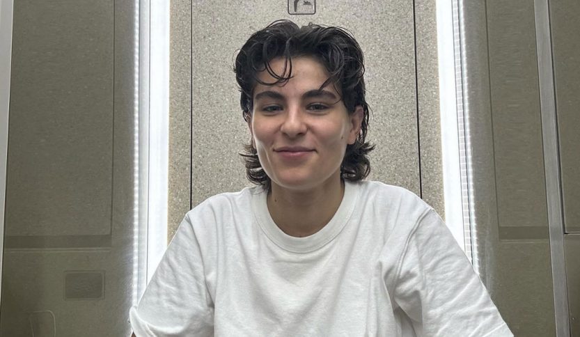 Nicol davanti a una parete chiara