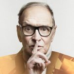 Ennio Morricone con sfondo grigio