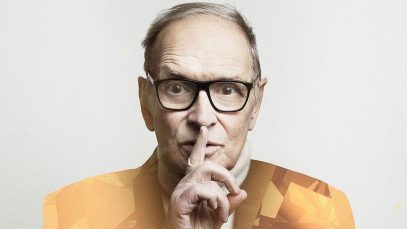 Ennio Morricone con sfondo grigio