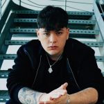 Petit seduto sulle scale