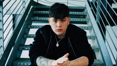 Petit seduto sulle scale