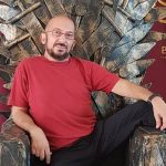 Fabrizio Mazzotta su un trono