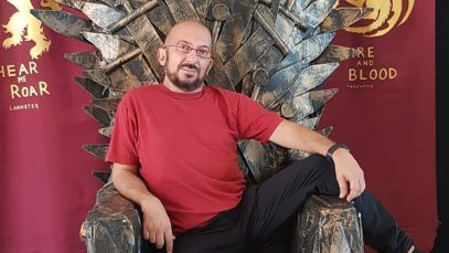 Fabrizio Mazzotta su un trono