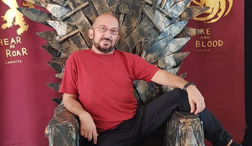 Fabrizio Mazzotta su un trono