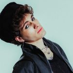 Ëgo con un cappello nero