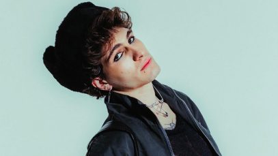 Ëgo con un cappello nero