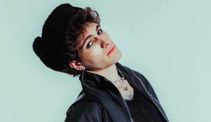 Ëgo con un cappello nero