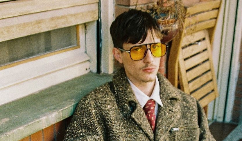 Francesco Luciani su un balcone