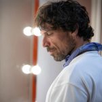 Francesco Montanari nel backstage di un teatro