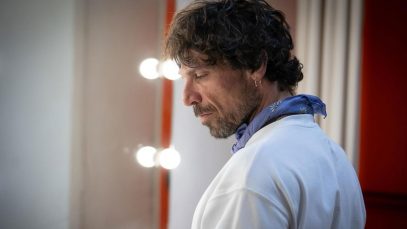 Francesco Montanari nel backstage di un teatro