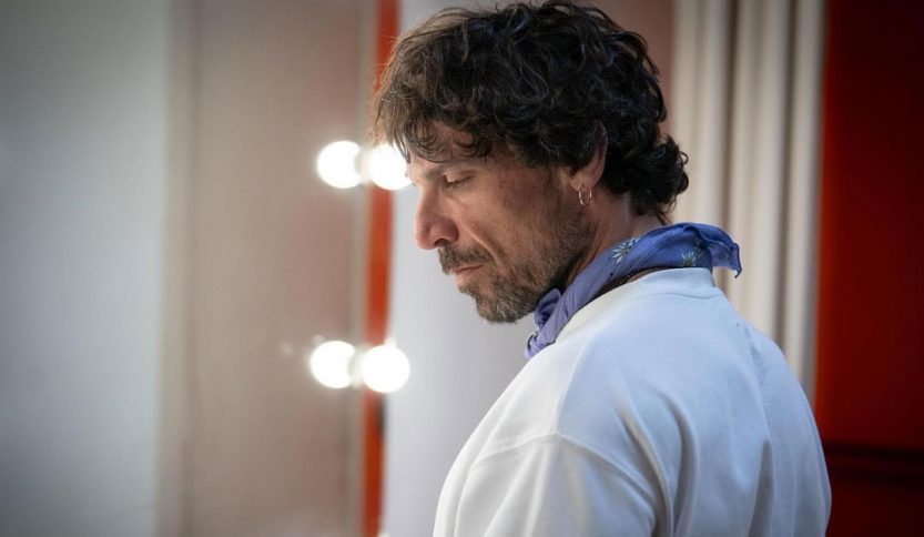 Francesco Montanari nel backstage di un teatro