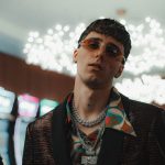 LDA con delle luci sullo sfondo