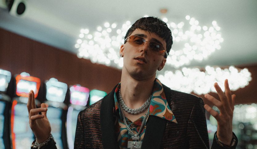 LDA con delle luci sullo sfondo