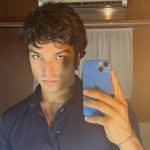 Leo Gassmann davanti a uno specchio