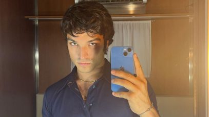 Leo Gassmann davanti a uno specchio