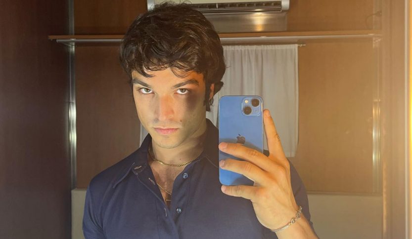 Leo Gassmann davanti a uno specchio