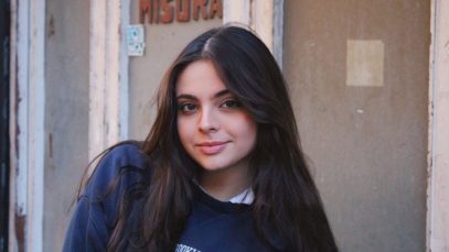 Creta davanti a un muro chiaro