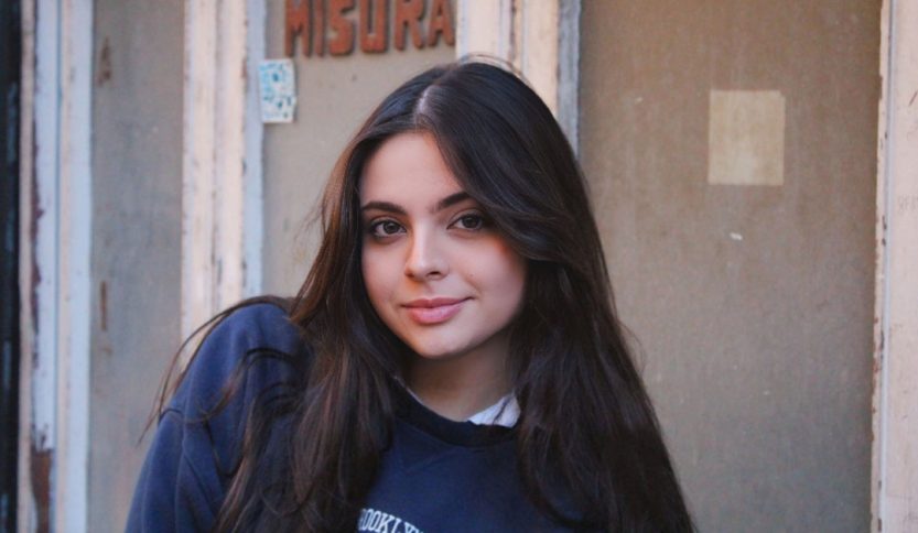 Creta davanti a un muro chiaro