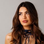 Emma Muscat con sfondo grigio
