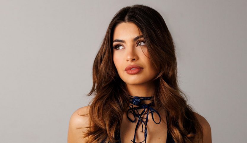 Emma Muscat con sfondo grigio