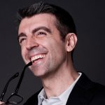Federico Basso con occhiali e sfondo scuro