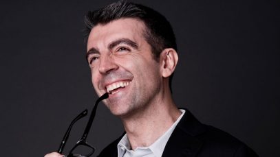 Federico Basso con occhiali e sfondo scuro