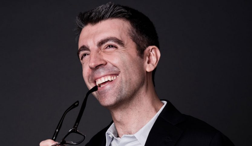 Federico Basso con occhiali e sfondo scuro