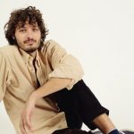 Giovanni Toscano in posa con sfondo chiaro