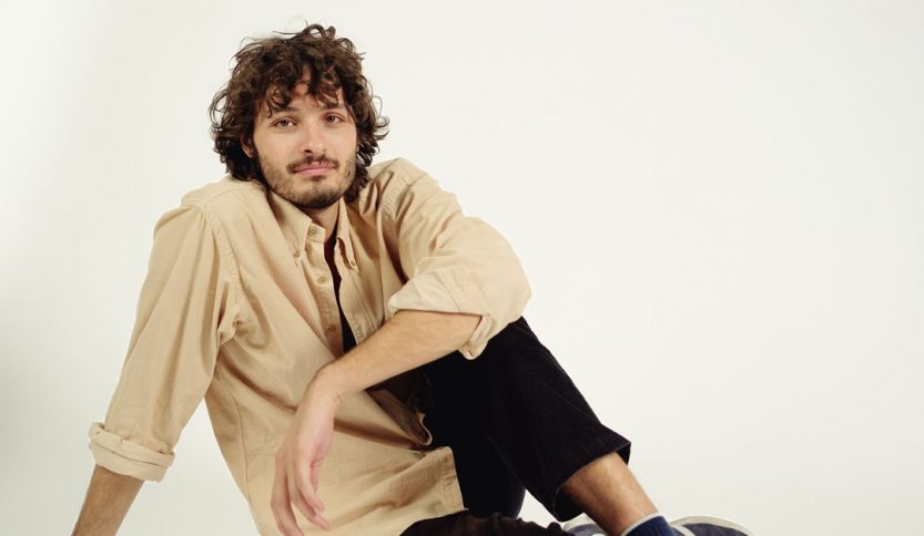 Giovanni Toscano in posa con sfondo chiaro