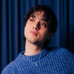 Matsby con sfondo blu