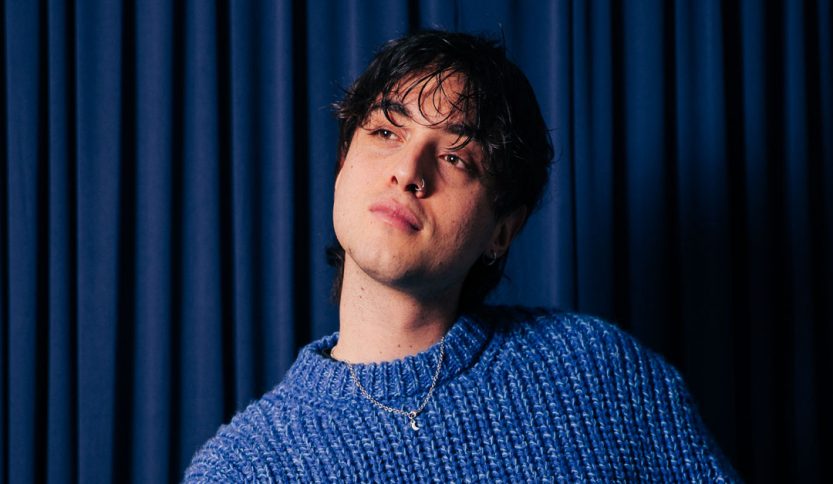 Matsby con sfondo blu