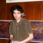 Mazzariello con dietro parete di legno