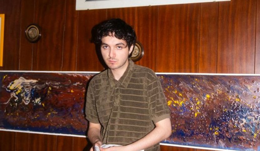 Mazzariello con dietro parete di legno