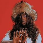 Mimi con sfondo rosso