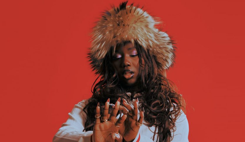 Mimi con sfondo rosso