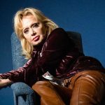 Rita Pavone con sfondo blu