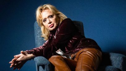 Rita Pavone con sfondo blu