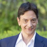 Paolo Fox con dietro degli alberi