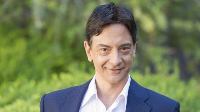 Paolo Fox con dietro degli alberi