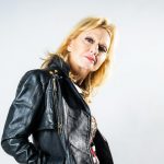 Rita Pavone con sfondo grigio