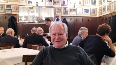 Riccardo Peroni in un ristorante