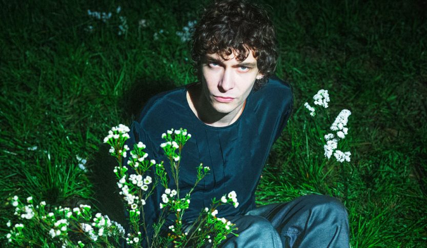 Thaeo in un campo con dei fiori