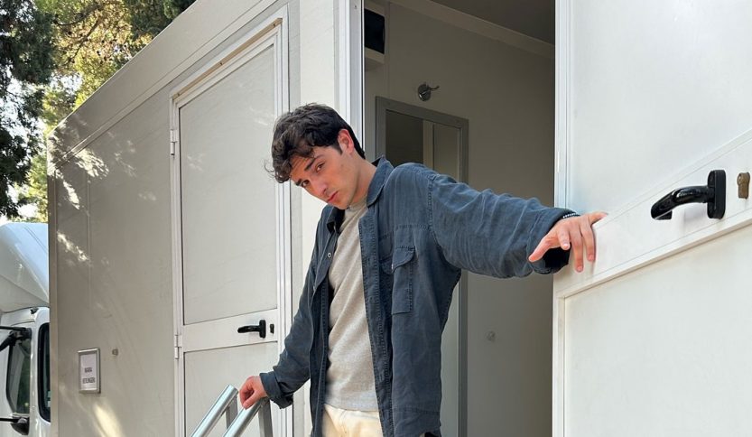 Tommy Cassi con sfondo bianco