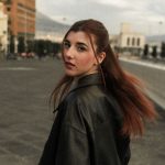 Florinda con alle spalle dei palazzi